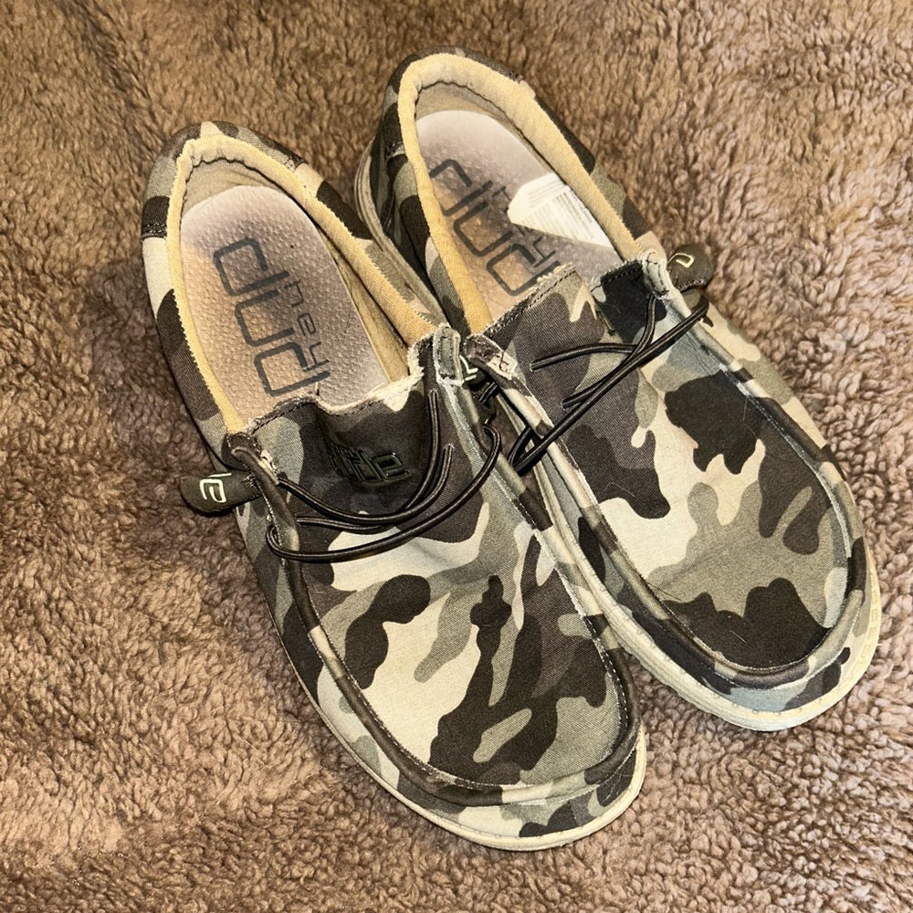 Men’s size 8 Hey Dude camo shoes fits women 9.5-10